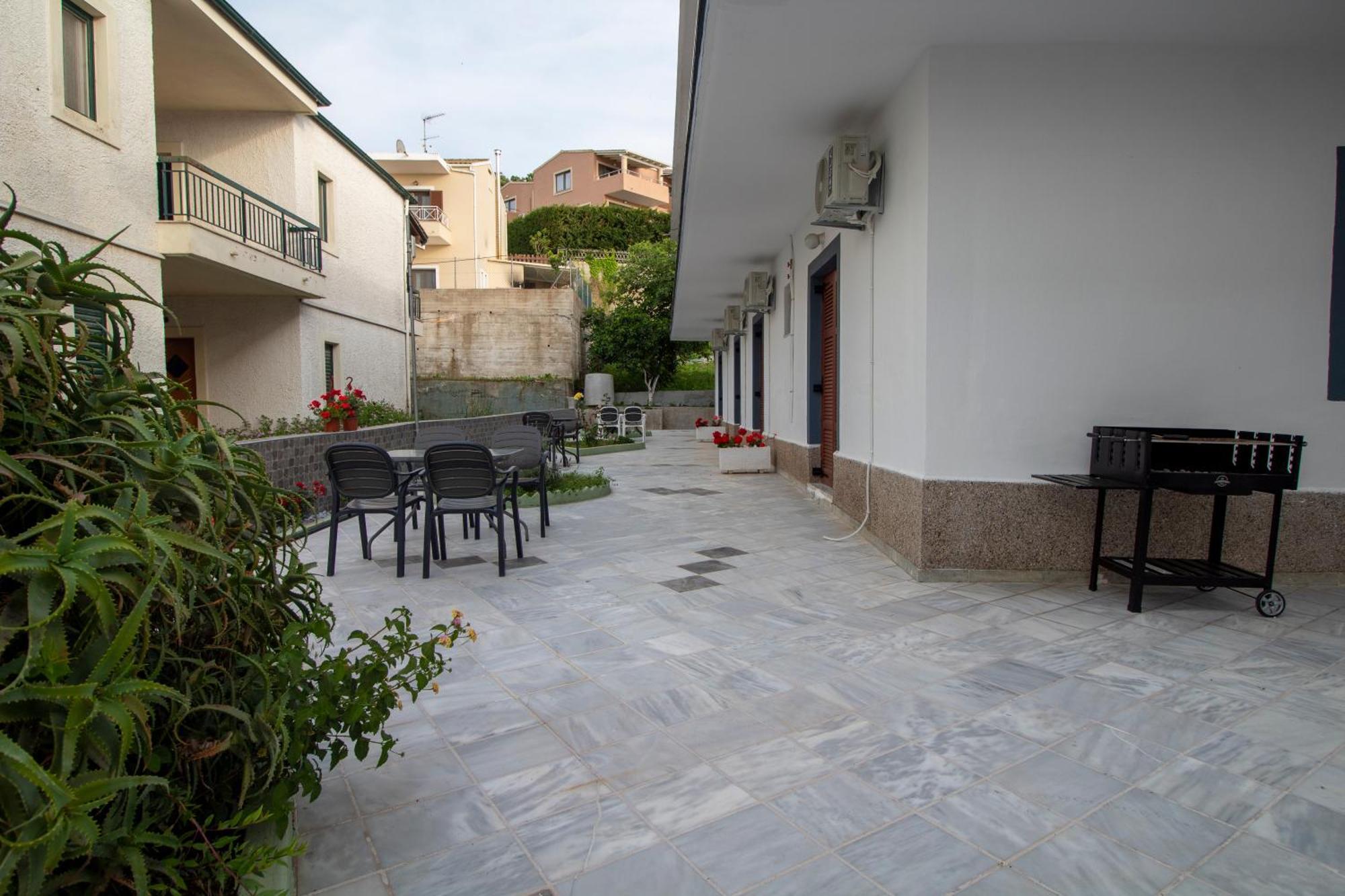 Harry'S Bar & Apartments 1 Acharavi  Exterior foto